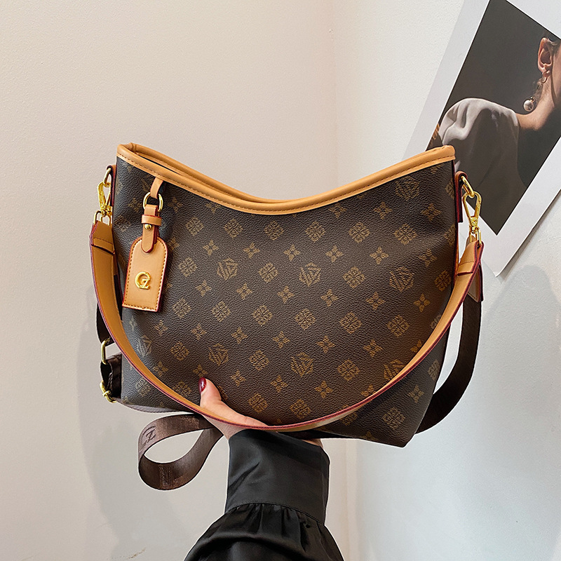 Large capacity tote bag, new fashion women's crossbody bag, retro commuter shoulder tote, vintage print luxury handbag, niche design underarm car