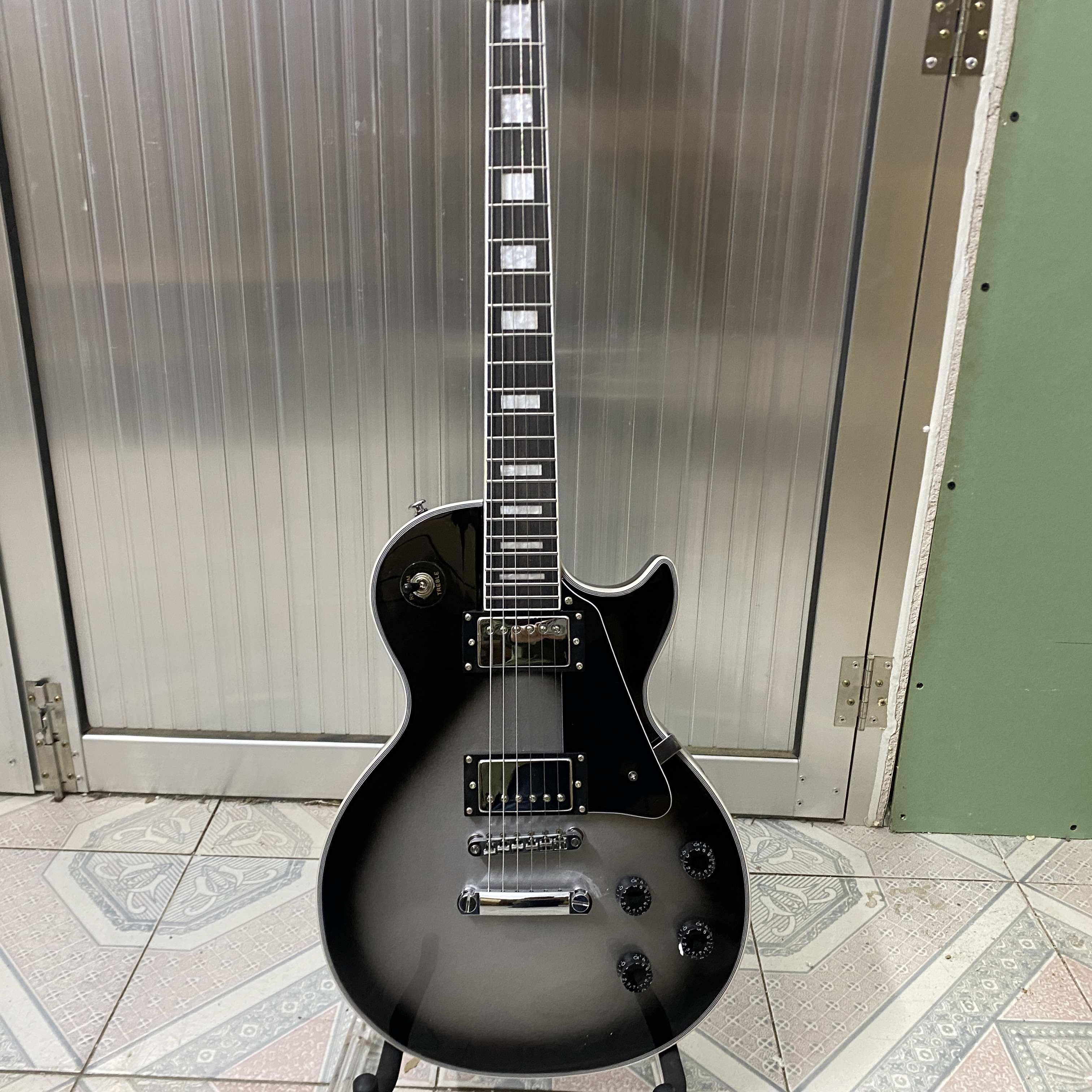 High-quality 22-fret electric guitar, solid mahogany body, rosewood fingerboard, 22-fret HH pickup, chrome hardware, free shipping