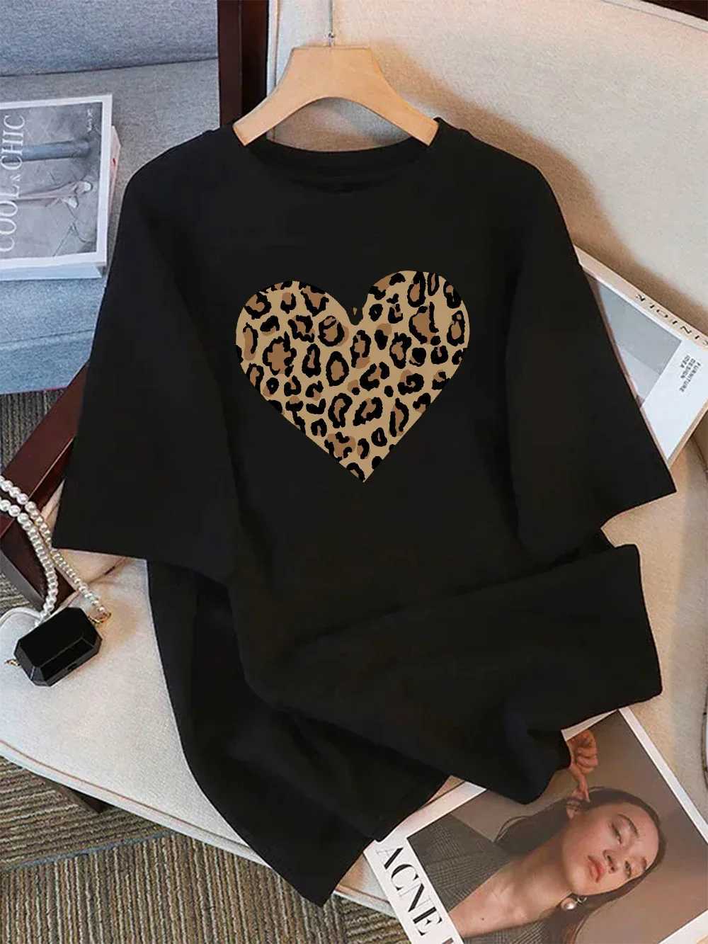 Leopard Love Heart Printed T-shirt Short Sleeve Round Neck Casual Top Summer and Spring Womens Clothing Aesthetic Graphic Y2K M260317