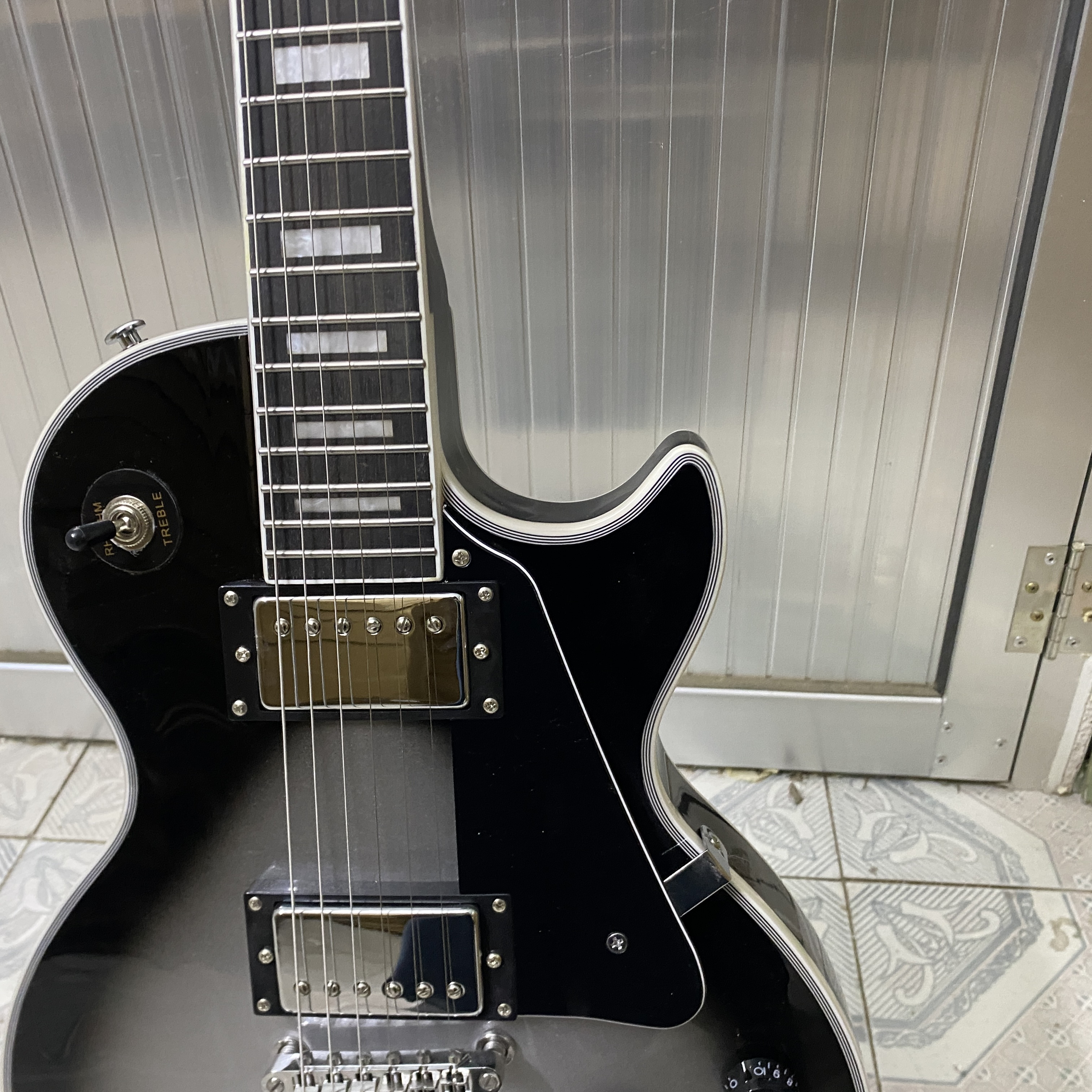 High-quality 22-fret electric guitar, solid mahogany body, rosewood fingerboard, 22-fret HH pickup, chrome hardware, free shipping