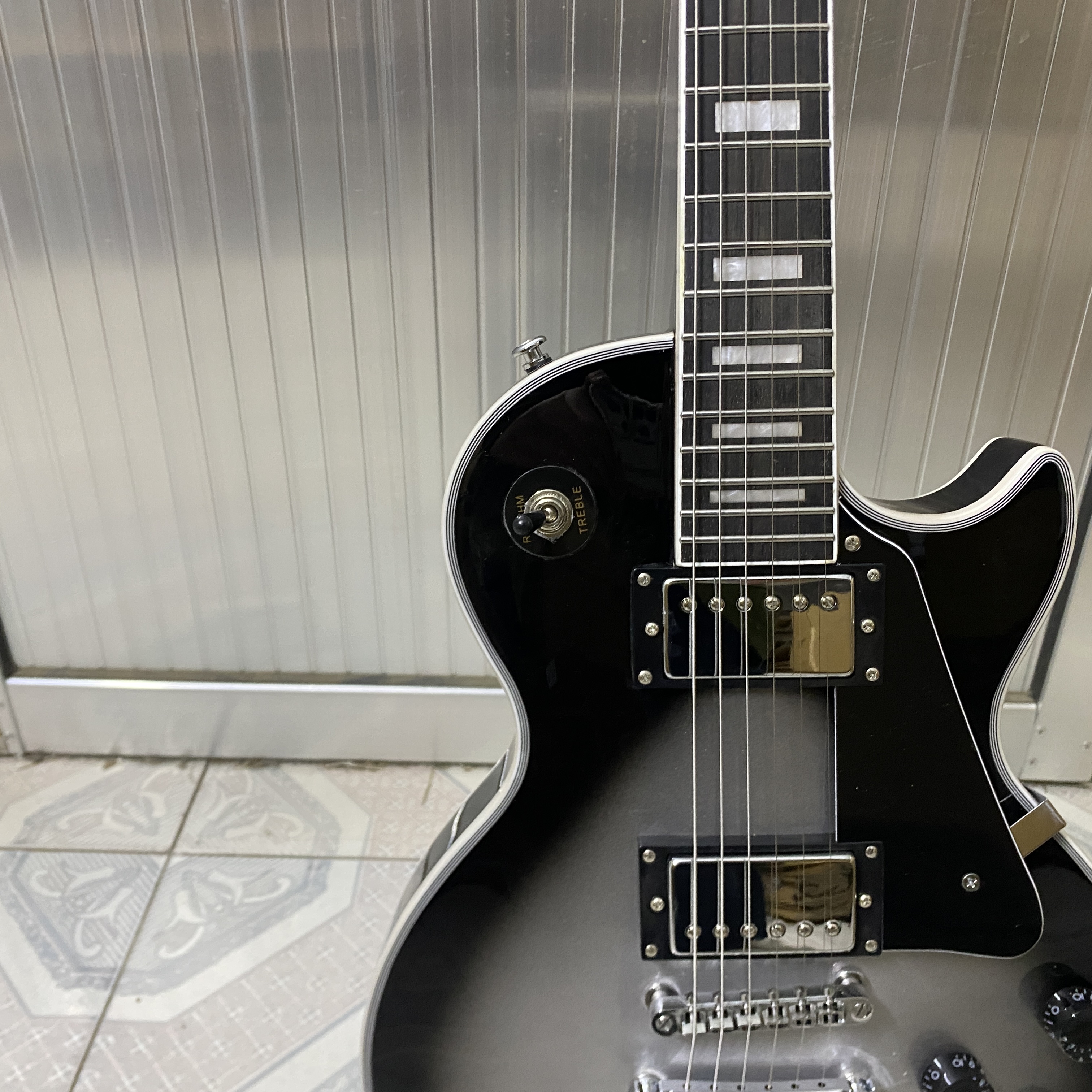 High-quality 22-fret electric guitar, solid mahogany body, rosewood fingerboard, 22-fret HH pickup, chrome hardware, free shipping