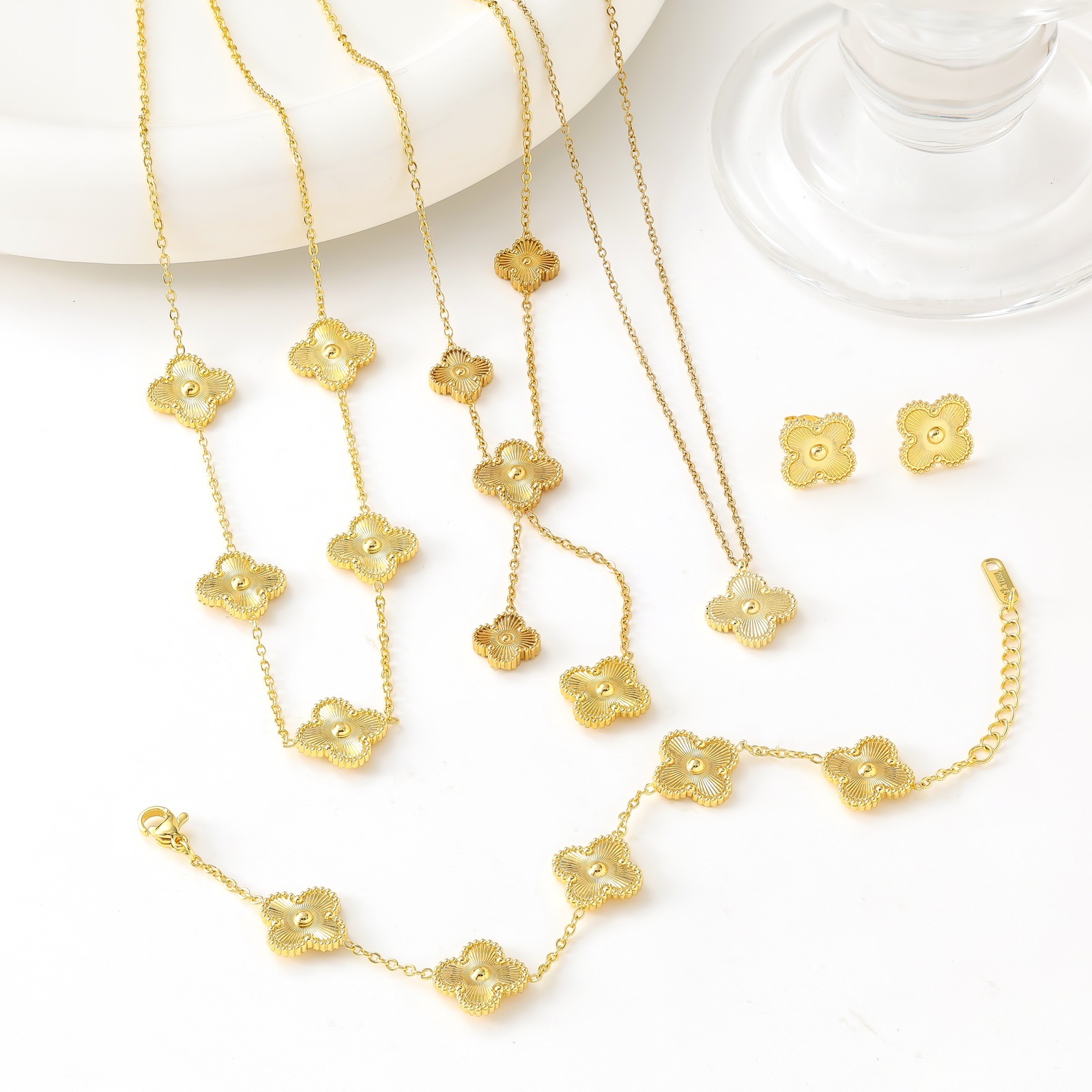 Fashion Elegant Four-Leaf Flower Collarbone Chain Set For Women New Trendy Versatile Internet Celebrity Design Necklace And Earrings