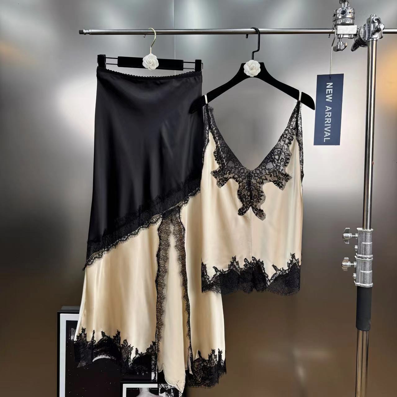 Yuzu mm 2026 Spring/Summer Lace Patchwork Camisole with Acetate Skirt French Elegant Two-Piece Set