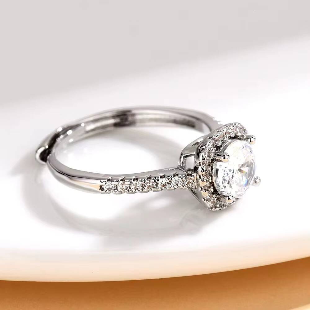 Luster Jewelry Custom Ring Classic Engagement Wedding Moissanite Lab Diamond IGI Certified for Gift and Party