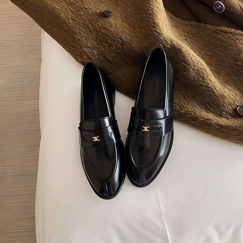 2026 womens shoes Low Heel Oxford Women's Round Toe British shoe rack Style Leather Version Triumph Gate Gold Buckle shoes for women Flats Comfor