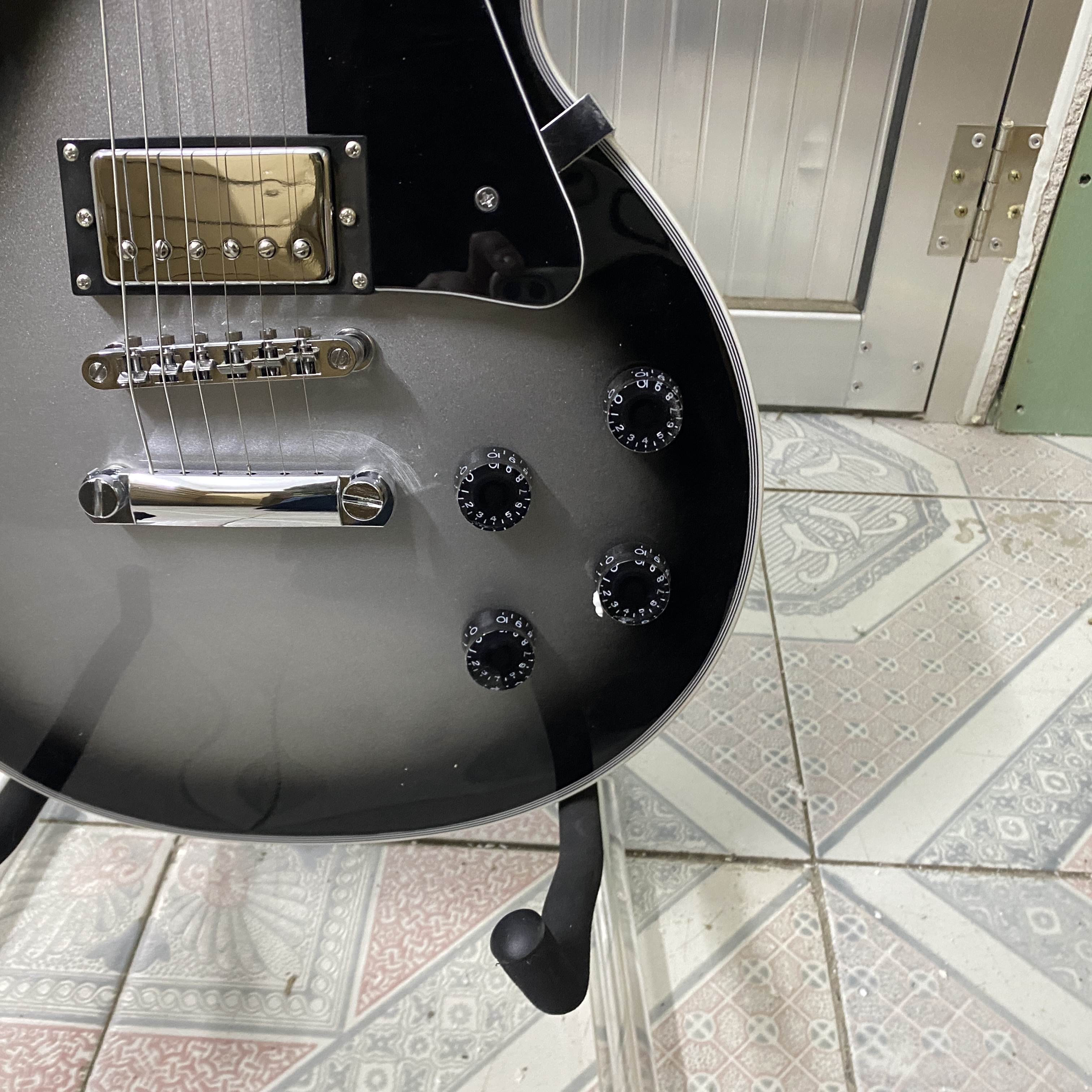 High-quality 22-fret electric guitar, solid mahogany body, rosewood fingerboard, 22-fret HH pickup, chrome hardware, free shipping