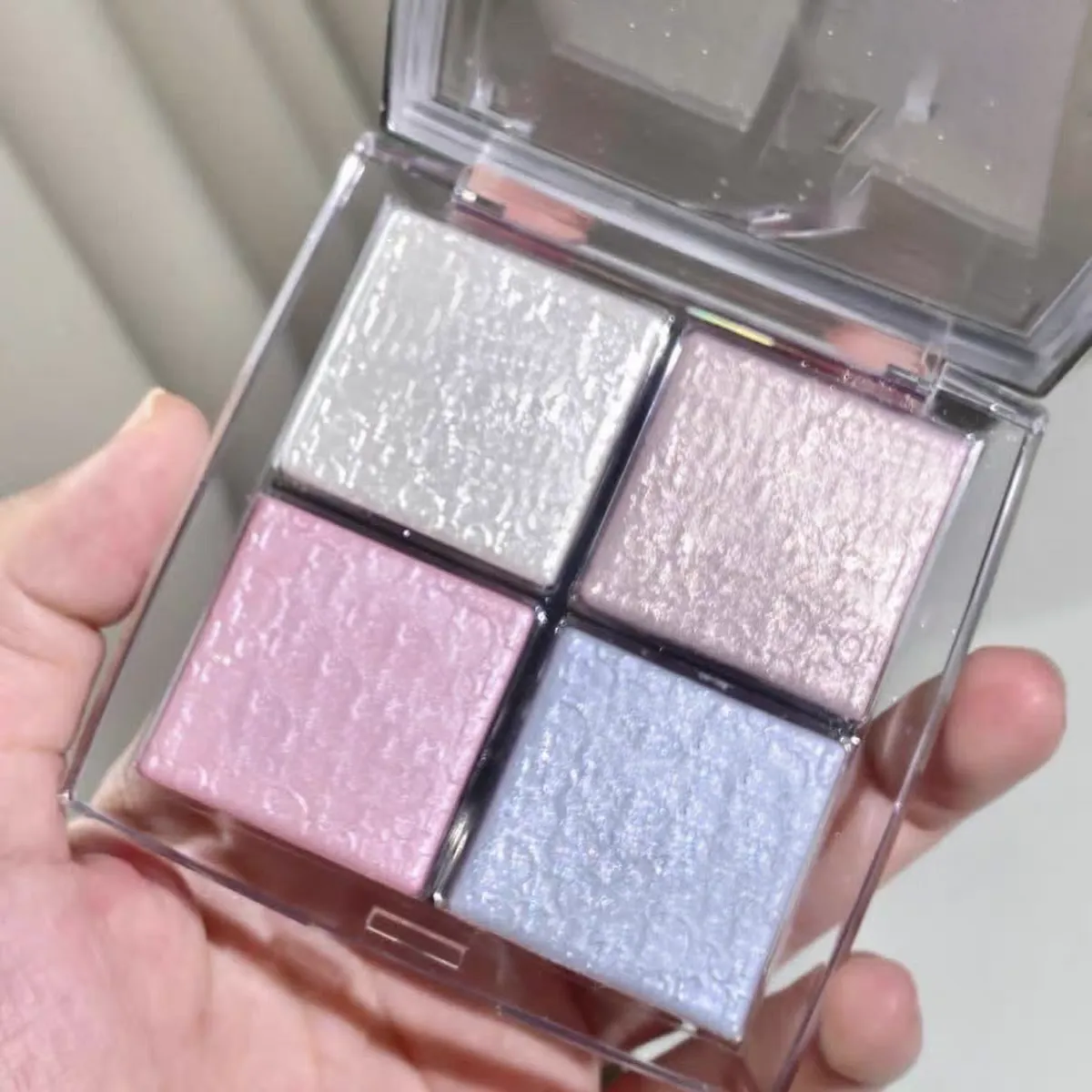 Four Color High Gloss Powder Blusher 10g Facelift Plate With Background Relief Fine Sparkle Pearlescent Powder Blusher Advanced Bright Color