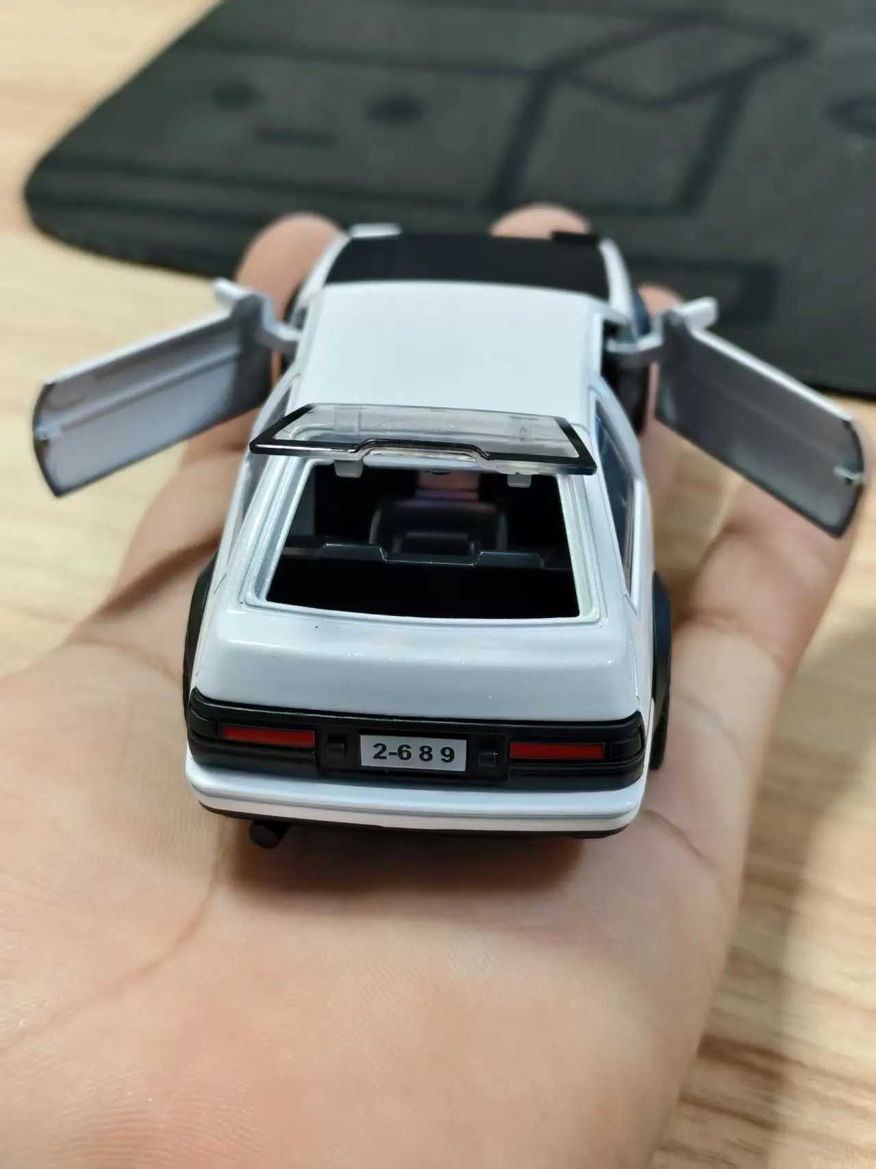 Bagged 136 AE86 pullback model imitation tofu cart Three doors can be opened headlights can be opened Die-cast metal D260317