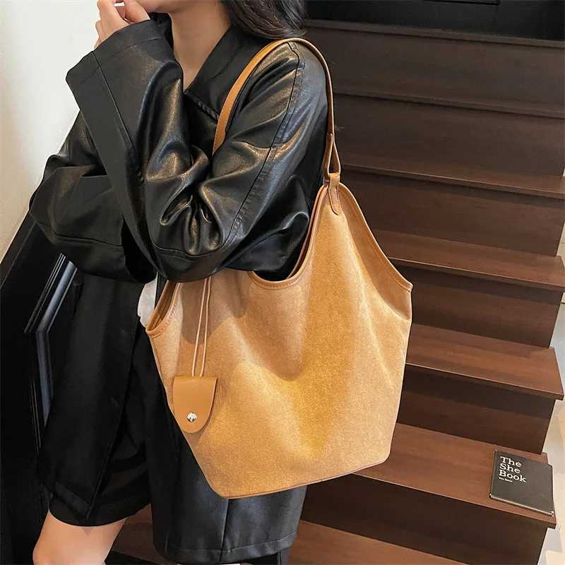 Retro Large Capacity Suede Shoulder Bag Womens Casual Commute Tote Bag Soft Surface Single Shoulder Bag Loose Feeling PurseZ260317