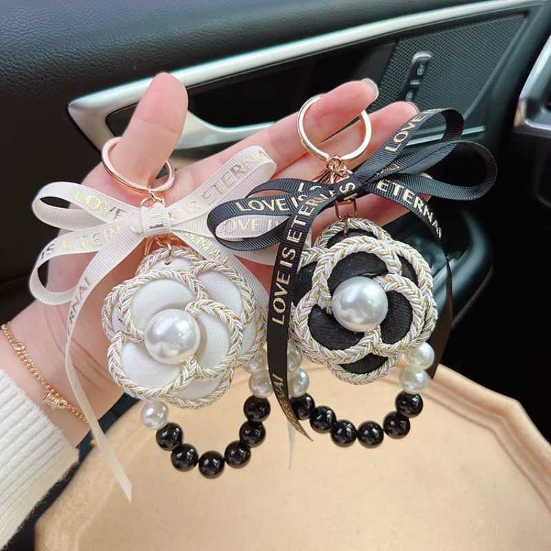 Elegant PU Leather Rose Camellia Flowers Big Pearls Chain Keychain For Women Trinket Ring Car Bag Pendent Charm X458 H260318 - view 3