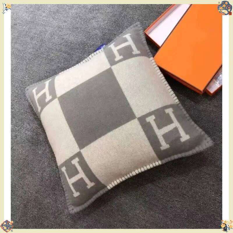Car throw European and American cover, residential hotel ins wind wool weaving sofa car pillow 26W0318