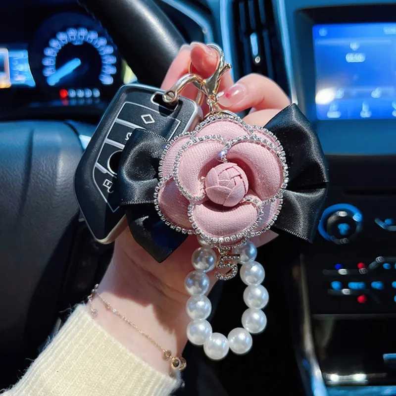 Exquisite Pearl Chain Diamond Edge Camellia Simple Keychain Car Keychain Bag Hanging Gift H260318 - view 4
