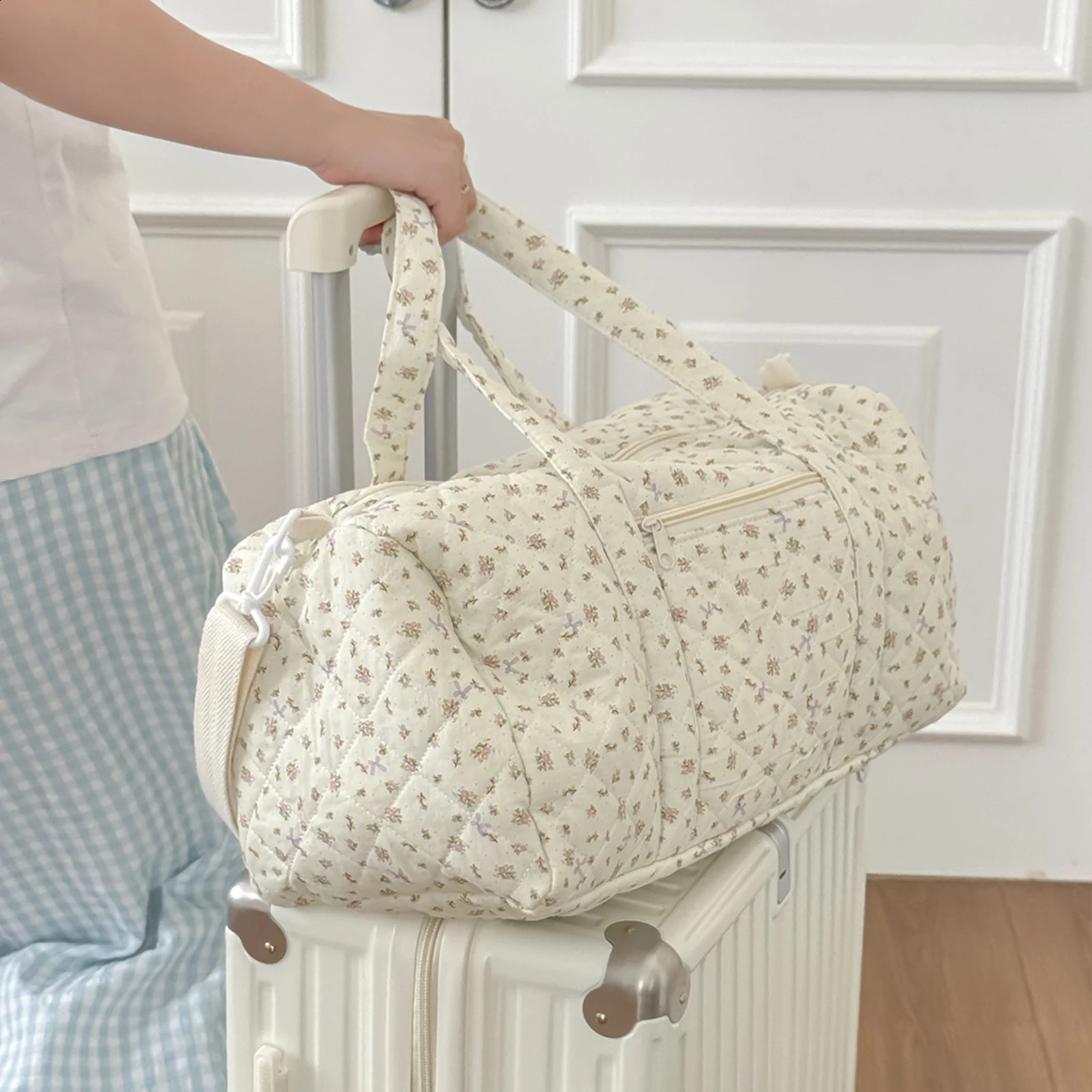 Cotton Quilted Duffle Bag with Zipper Overnight Bag Floral Print Tote Bag for Women Weekend Travel Shopping 260318 - view 3
