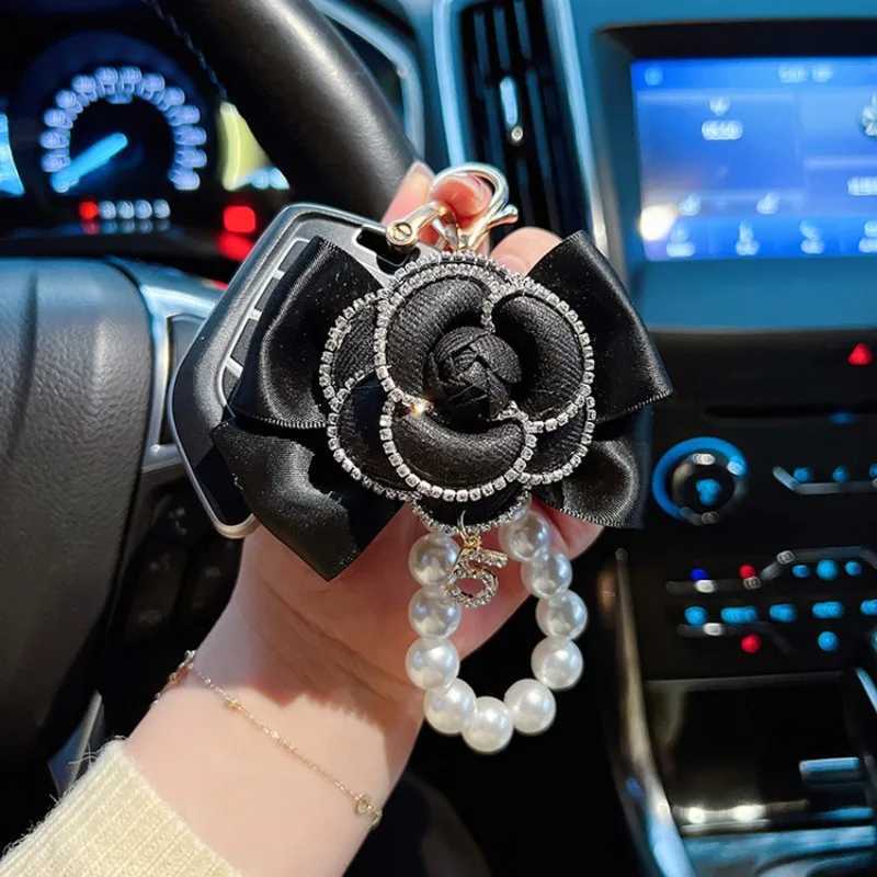 Exquisite Pearl Chain Diamond Edge Camellia Simple Keychain Car Keychain Bag Hanging Gift H260318 - view 3