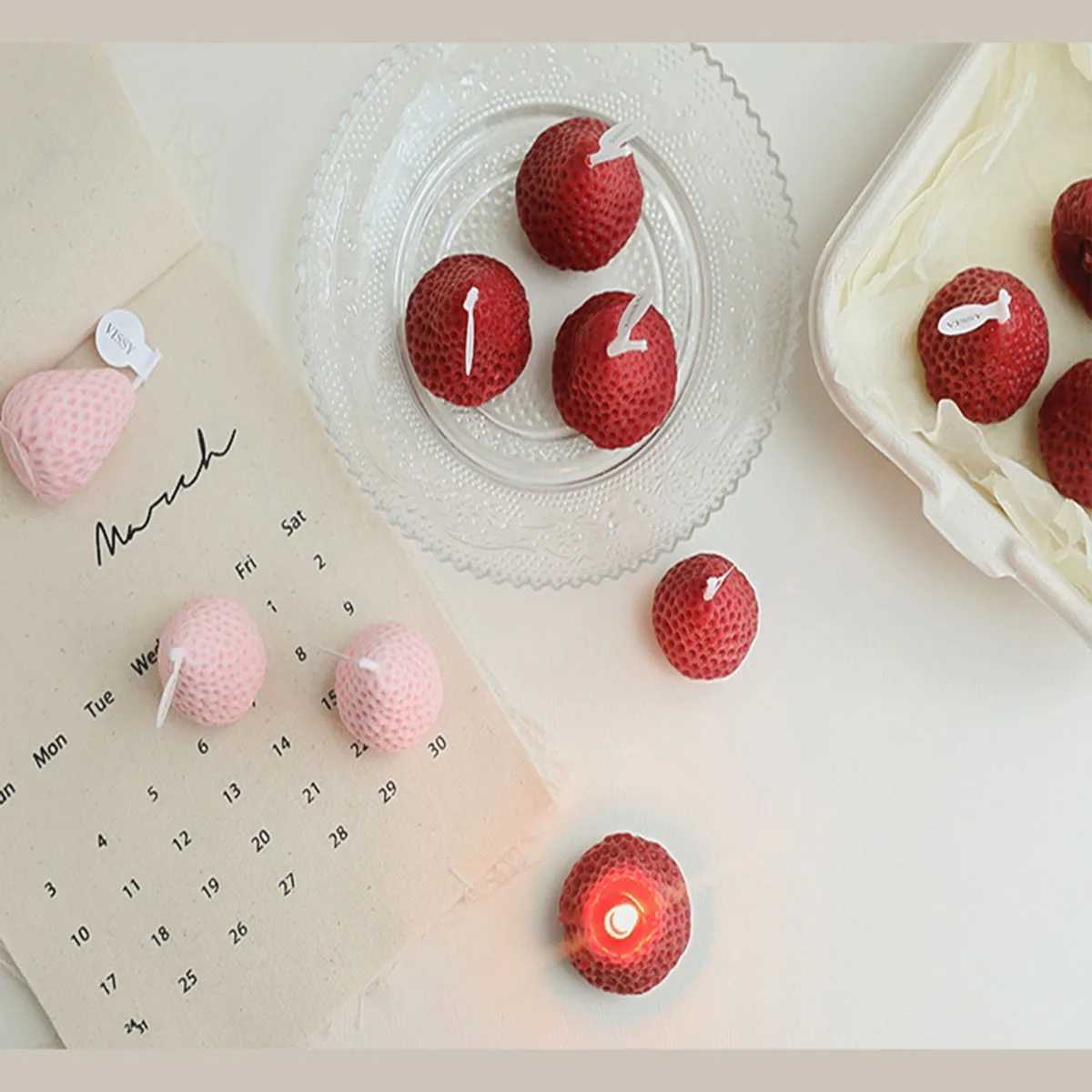 New Creative Strawberry Aromatherapy Candle with Hand Gift Fragrance Decoration Handmade Candle candle D260318