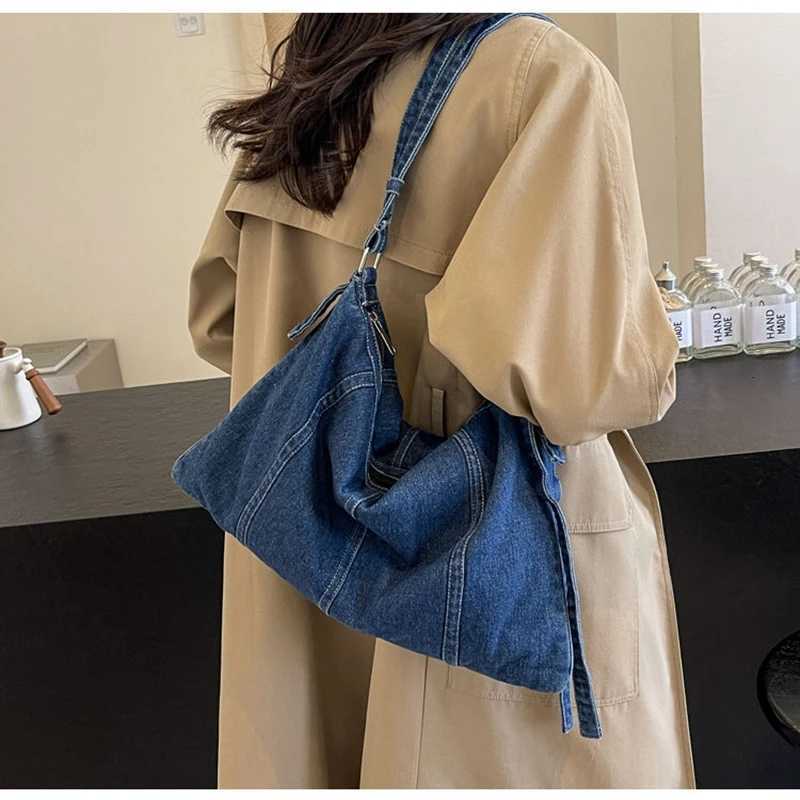 Denim Shoulder Bags for Women Soft Hobos Handbag with Zipper Female Foldable Crossbody Purse Female Travel Bag in Blue BlackZ260317