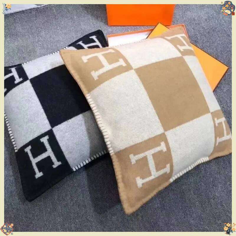 Car throw European and American cover, residential hotel ins wind wool weaving sofa car pillow 26W0318