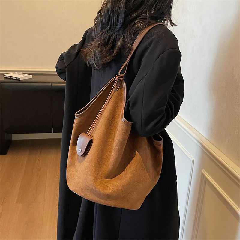 Retro Large Capacity Suede Shoulder Bag Womens Casual Commute Tote Bag Soft Surface Single Shoulder Bag Loose Feeling PurseZ260317