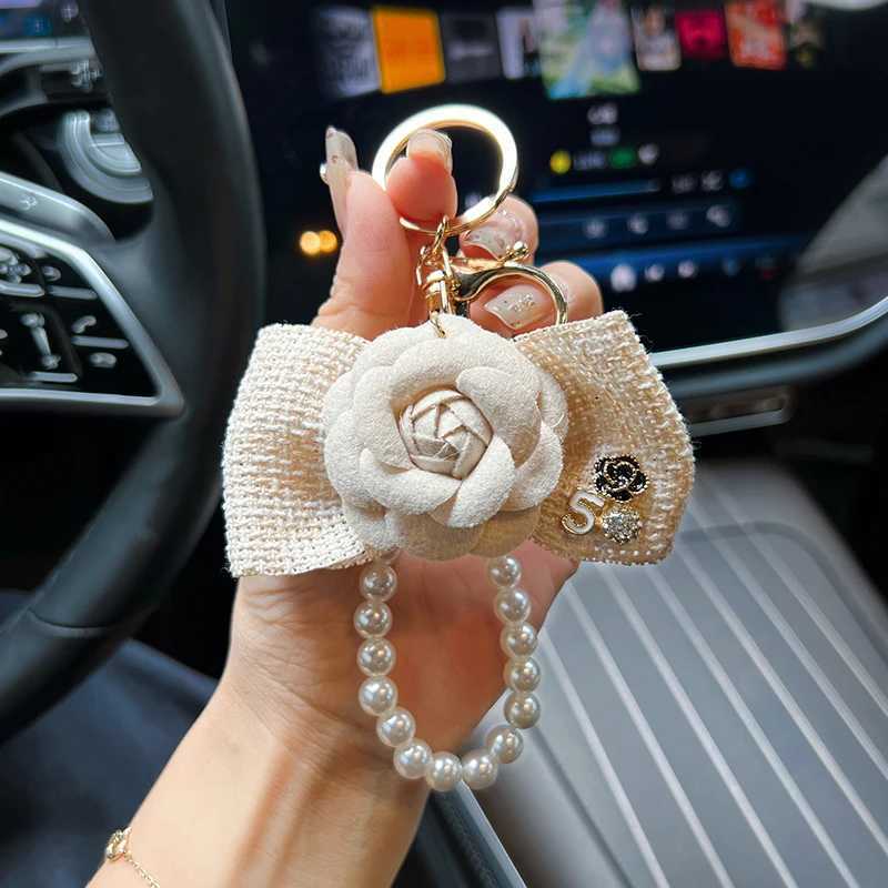 Creative pearl string camellia keychain bow fabric bag keychain pendant fashion car charm H260318 - view 3