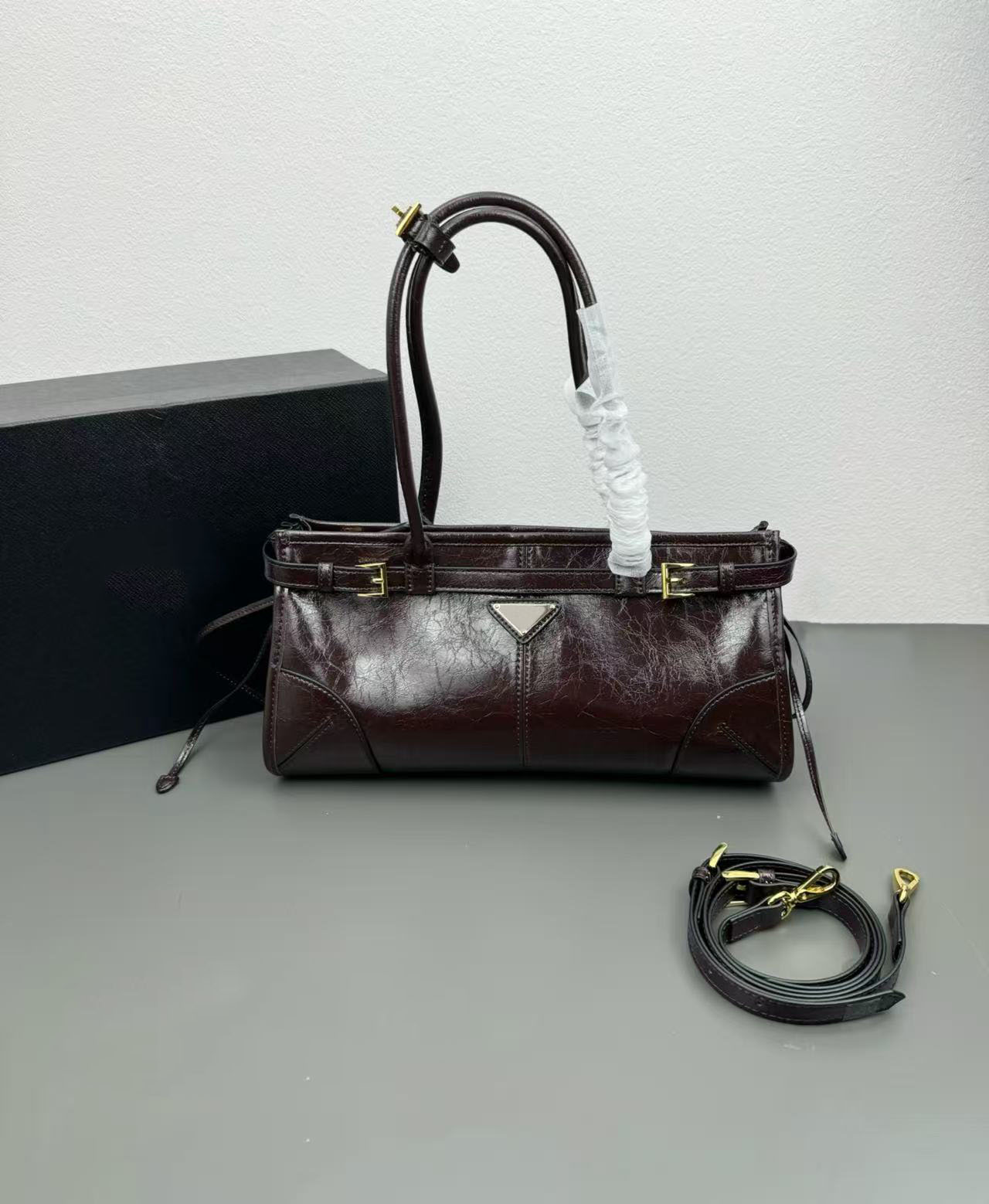 2026 Luxury Designer Women's Classic Oil Wax Leather Handbag Casual Women's Crossbody Bag Leather One-shoulder Makeup Bag and Crossbody Bag