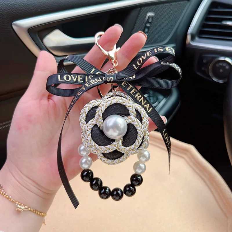 Elegant PU Leather Rose Camellia Flowers Big Pearls Chain Keychain For Women Trinket Ring Car Bag Pendent Charm X458 H260318 - view 4