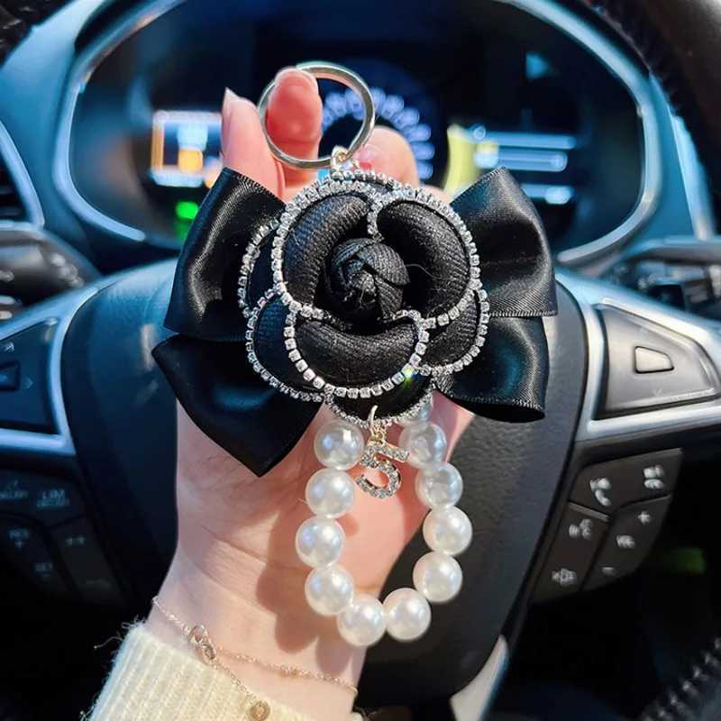 Exquisite Pearl Chain Diamond Edge Camellia Simple Keychain Car Keychain Bag Hanging Gift H260318 - view 6