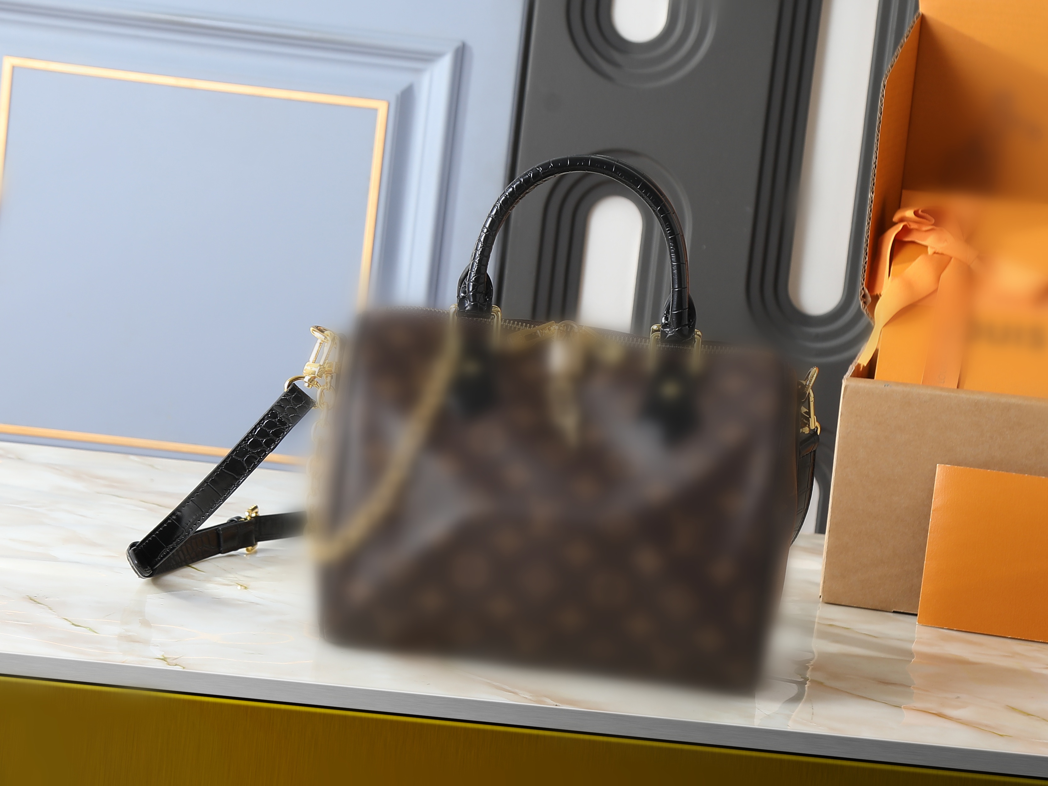 The designer handbag has large capacity is suitable for commuting It combines a fashionable and elegant style
