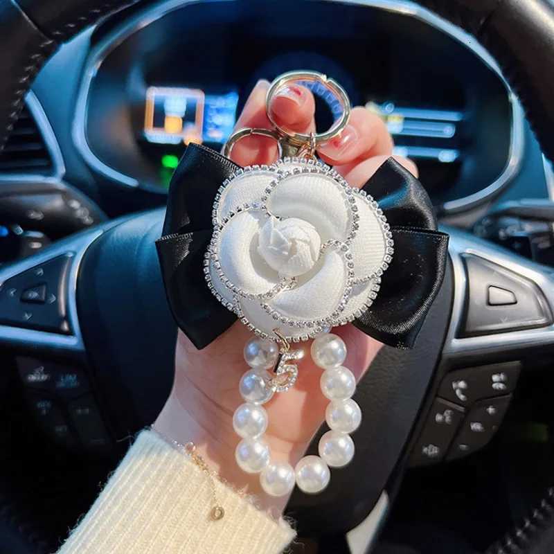 Exquisite Pearl Chain Diamond Edge Camellia Simple Keychain Car Keychain Bag Hanging Gift H260318 - view 5