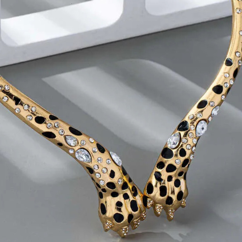 Gold Leopard Print Crystal Necklace Women Men Retro Exaggerated Clavicle Chain Trendy Versatile Daily Gift Jewelry