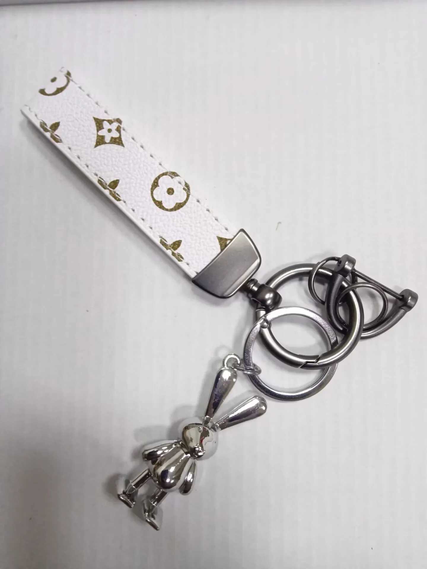 Neutral leather rotating car Continente chain cute Pareja pendant Alta Calidad gift 2025 H2603181 - view 7