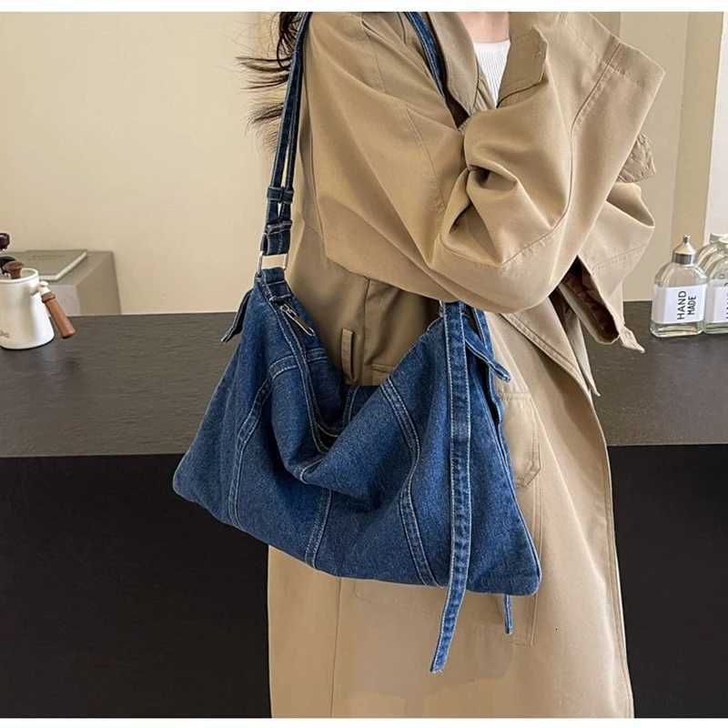 Denim Shoulder Bags for Women Soft Hobos Handbag with Zipper Female Foldable Crossbody Purse Female Travel Bag in Blue BlackZ260317