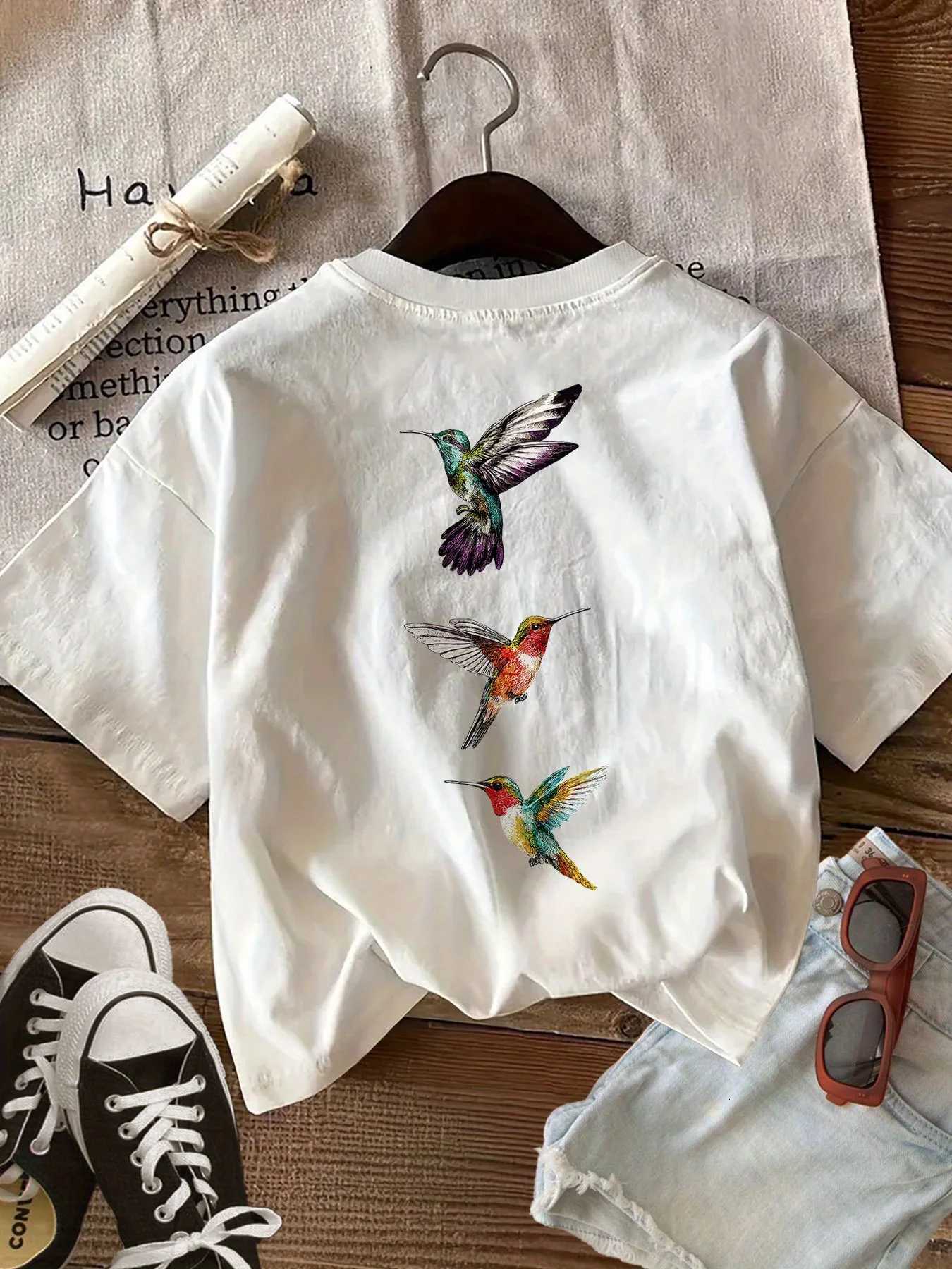 Casual Short-Sleeved Round Neck T-Shirt Featuring a Hand-Painted Hummingbird Design on Both The Front And BackT260317