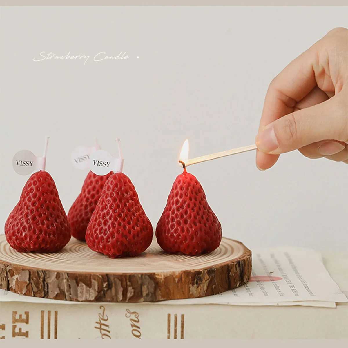 New Creative Strawberry Aromatherapy Candle with Hand Gift Fragrance Decoration Handmade Candle candle D260318