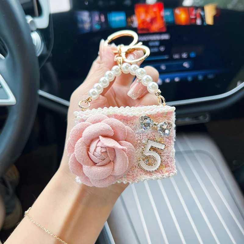 Creative Camellia Fragrant Bag Model Pendant Fashion Fragrant Style Pearl Keychain Bag Pendant H260318 - view 3