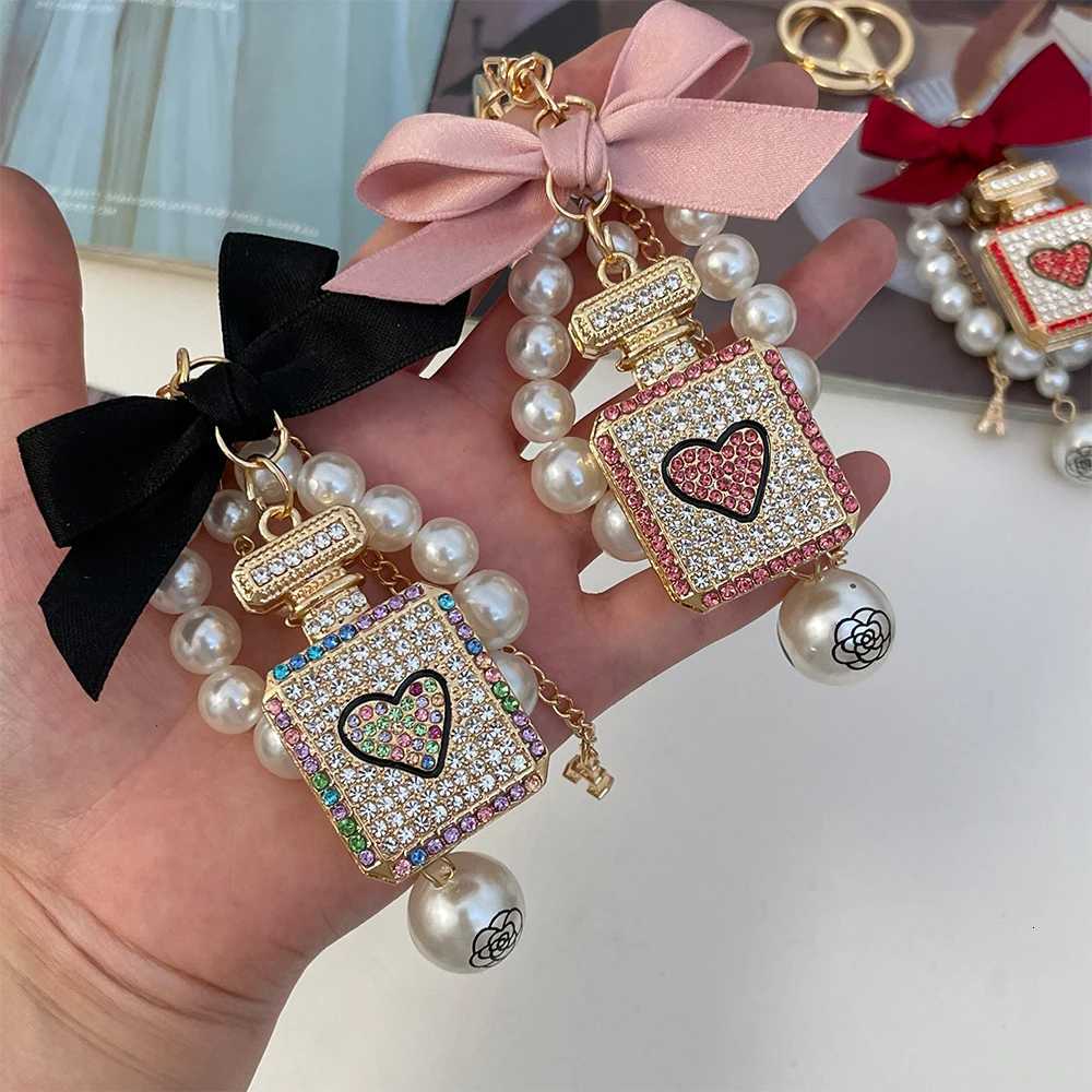 2024 New Luxury Crystal Perfume Bottle Keychain Pearl Bow Key Ring Eiffel Tower Womens Bag Pendant Souvenir Gift H260318 - view 3