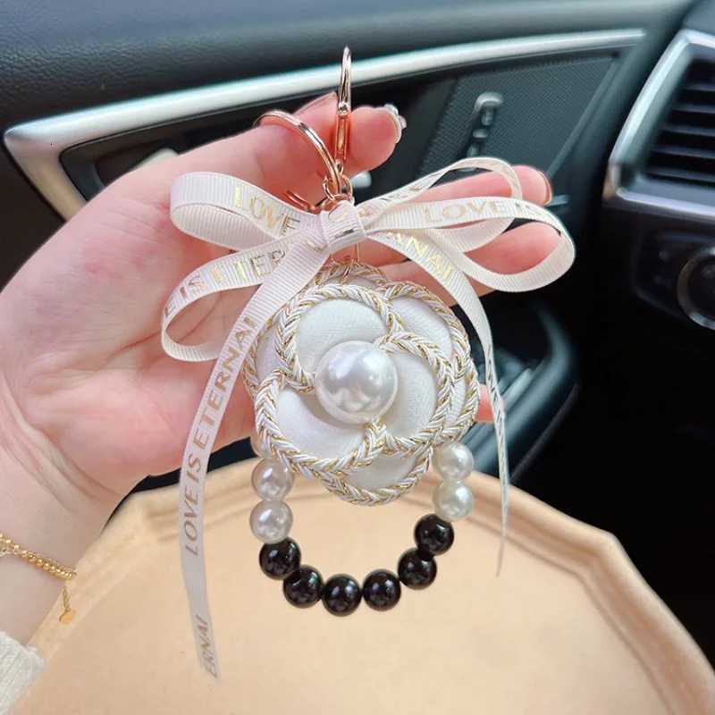 Elegant PU Leather Rose Camellia Flowers Big Pearls Chain Keychain For Women Trinket Ring Car Bag Pendent Charm X458 H260318 - view 5