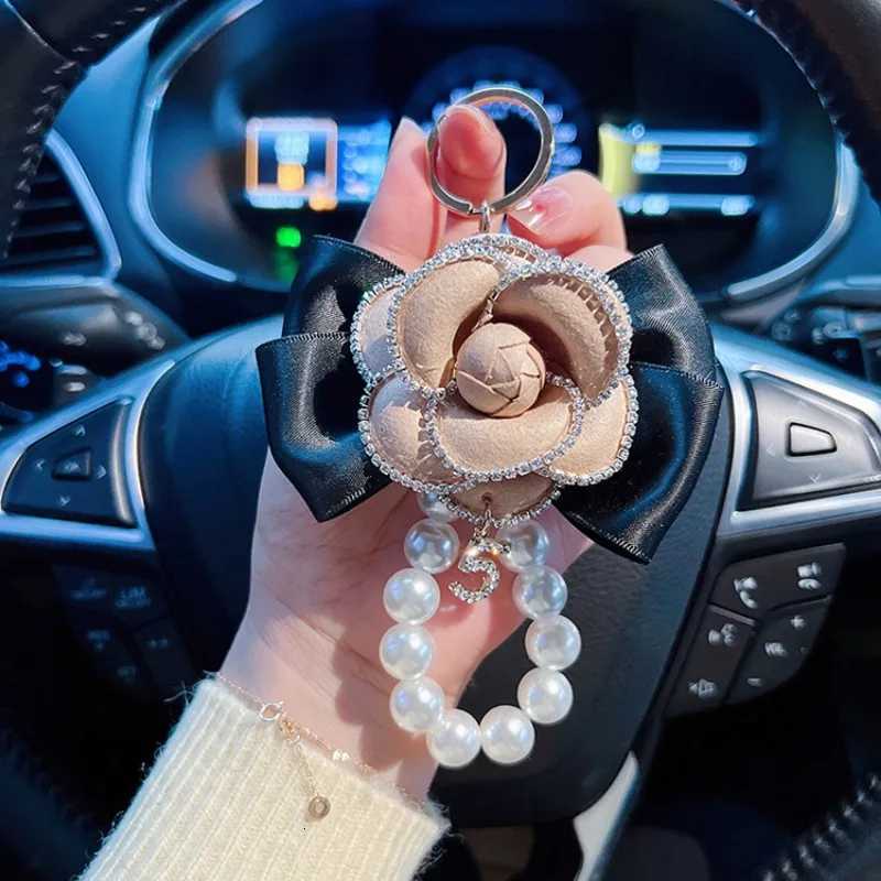 Exquisite Pearl Chain Diamond Edge Camellia Simple Keychain Car Keychain Bag Hanging Gift H260318 - view 7
