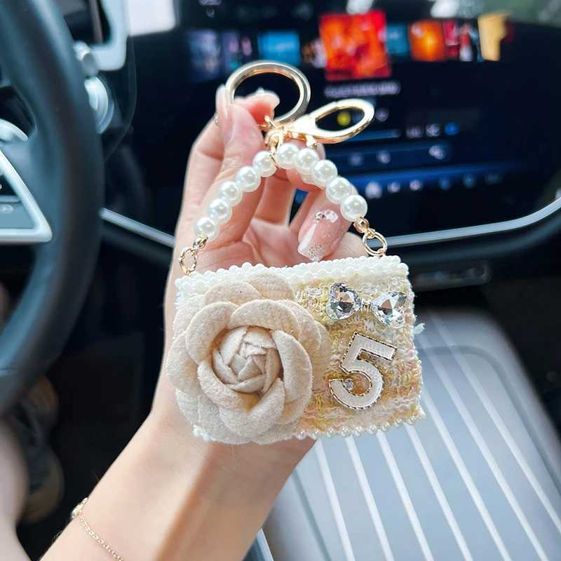 Creative Camellia Fragrant Bag Model Pendant Fashion Fragrant Style Pearl Keychain Bag Pendant H260318 - view 4