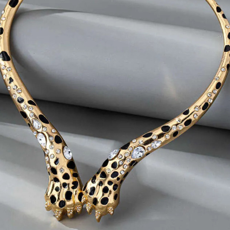 Gold Leopard Print Crystal Necklace Women Men Retro Exaggerated Clavicle Chain Trendy Versatile Daily Gift Jewelry
