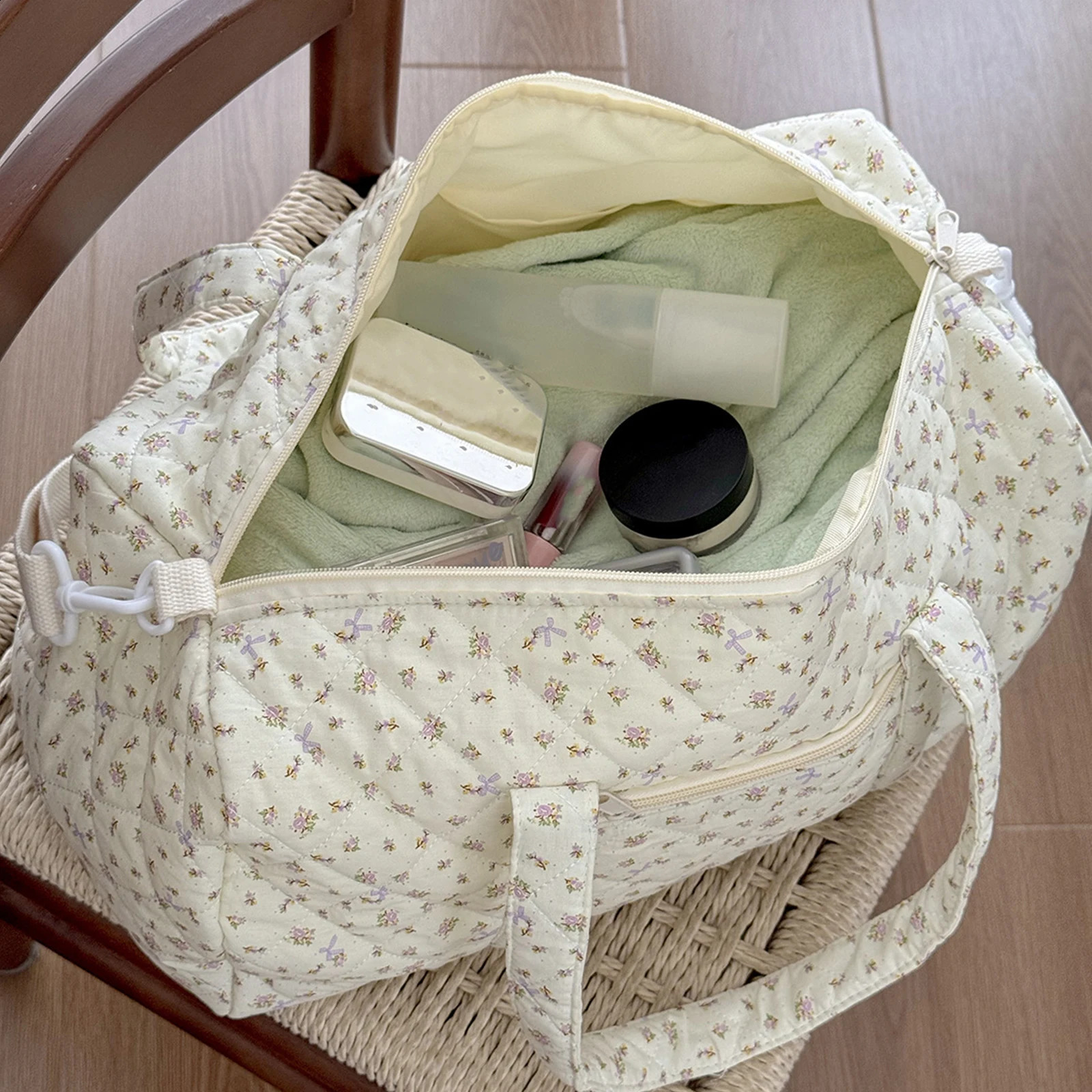 Cotton Quilted Duffle Bag with Zipper Overnight Bag Floral Print Tote Bag for Women Weekend Travel Shopping 260318 - view 6