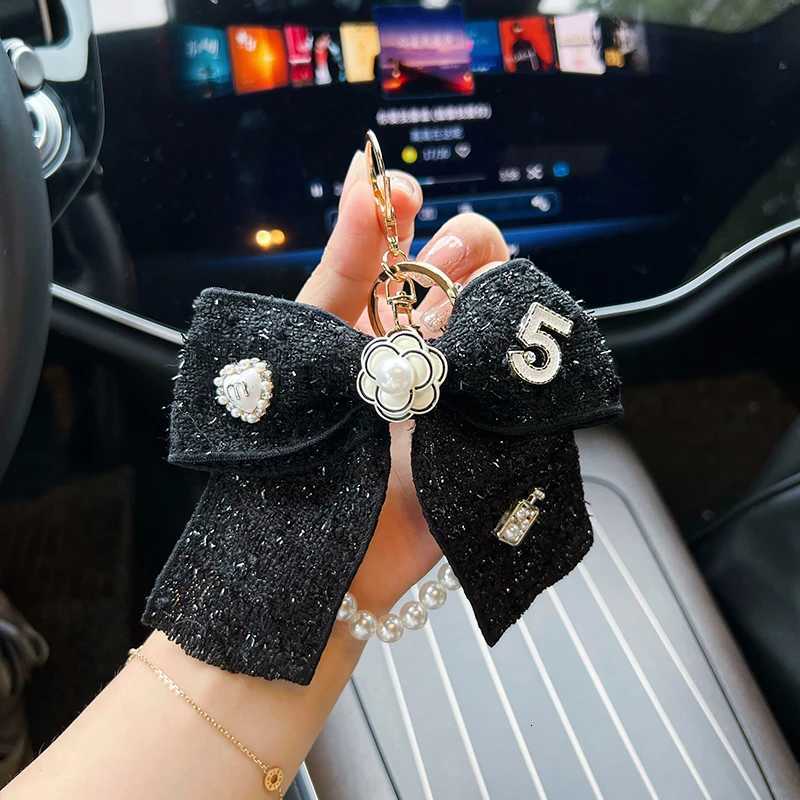 Creative Xiaoxiang Butterfly Knot Keychain Womens Fashion Pearl Chain Bag Pendant Car Keychain Personalized Ribbon Bow Tie H260318 - view 4