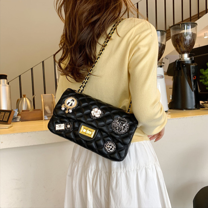 2026 Imitation Sheepskin Women's Handbag Luxury Fashion Large Capacity With Compartments Personalized Diamond Grid Badge Single Shoulder Crossbod