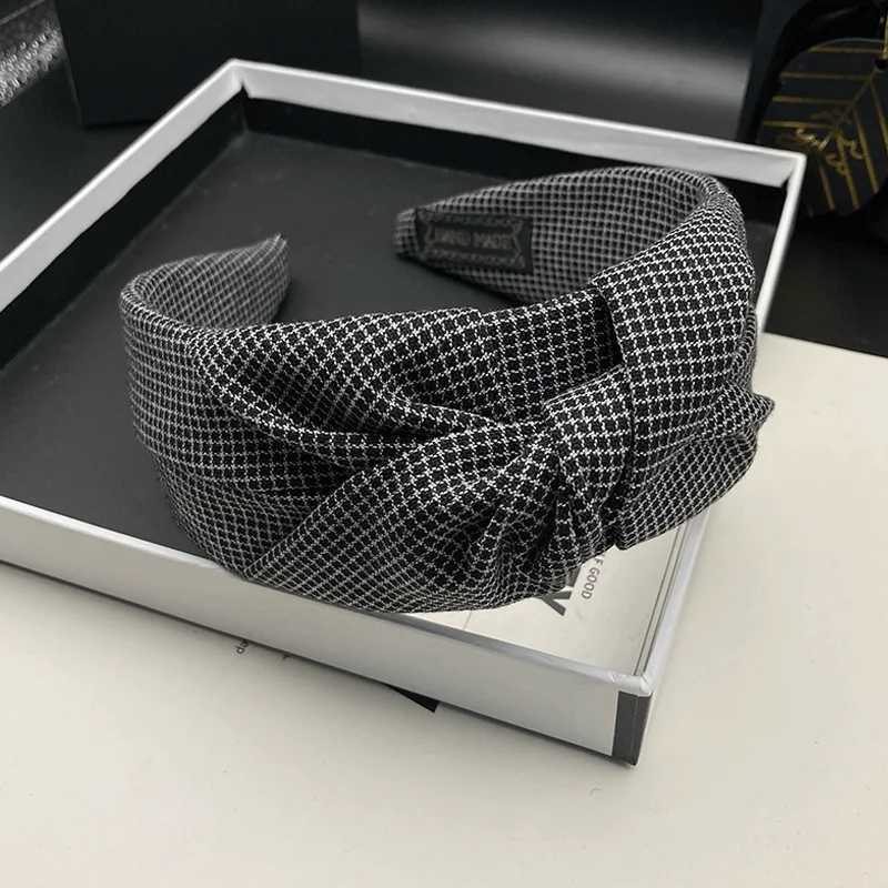 Retro New Checkered Hair Clips and Headbands for Women High Top for Face-Flattering Hourglass Stylish Accessories with Wide Edg H260319