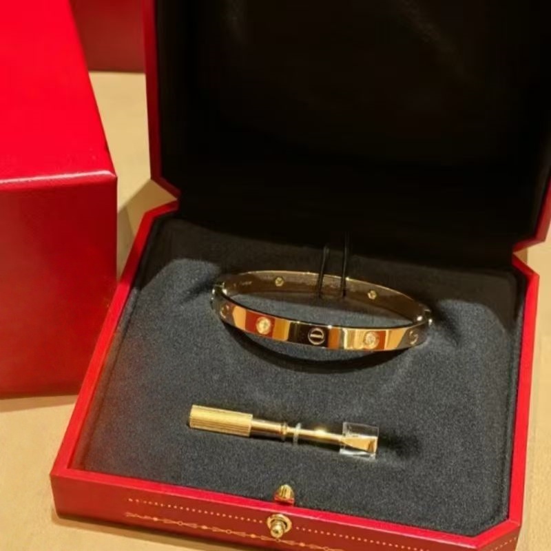 Classic designer gold, silver, and titanium steel bracelets, fashionable jewelry for men and women, party gifts,2026