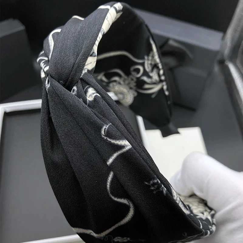 Black hairpin and hair hoop for women suitable for outdoor wear with a high crown and wide-edge hair pressing head hoop H260319