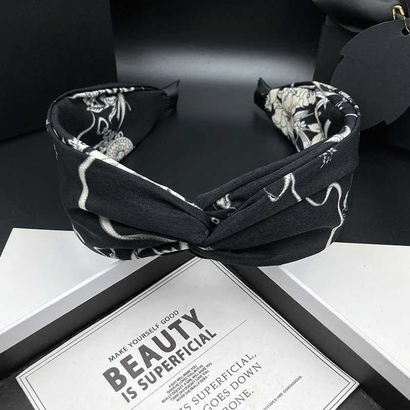 Black hairpin and hair hoop for women suitable for outdoor wear with a high crown and wide-edge hair pressing head hoop H260319