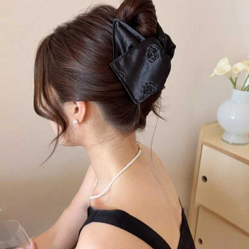 Retro Satin Triangle Hair Clip for Woman Elegant Rose Print Shark Clip Fashion Girls Back of The Head Hair Clamp H260319