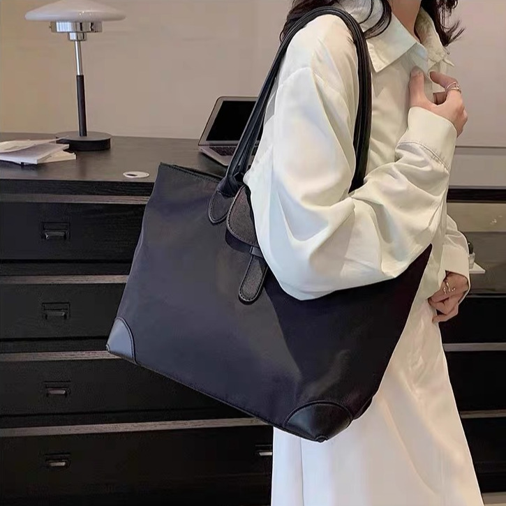 2026 Luxury Simple Large Capacity Nylon Cloth Bag New Solid Color Zipper Commuter Shoulder Crossbody Bag Portable Shopping Handbag Casual Student Bag 