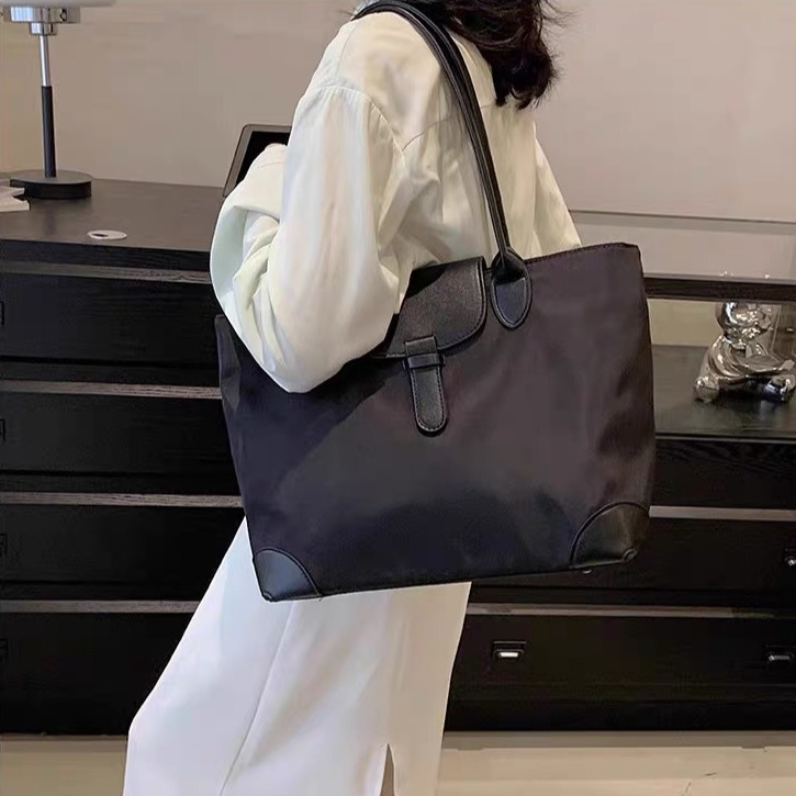 2026 Luxury Simple Large Capacity Nylon Cloth Bag New Solid Color Zipper Commuter Shoulder Crossbody Bag Portable Shopping Handbag Casual Student Bag 