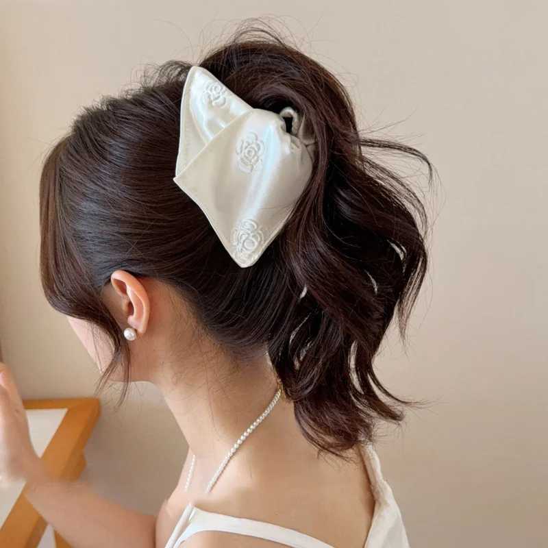 Retro Satin Triangle Hair Clip for Woman Elegant Rose Print Shark Clip Fashion Girls Back of The Head Hair Clamp H260319